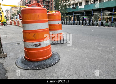 Ein Verkehr barrikade von orange Barrel zeigt eine Seite von Baustellen in Manhattan. Stockfoto