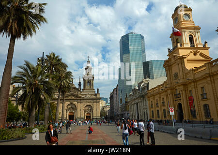 Metropolitan Kathedrale von Santiago und chilenisches National History Museum (rechts, erbaut 1808) Plaza de Armas, Santiago, Chile Südamerika Stockfoto