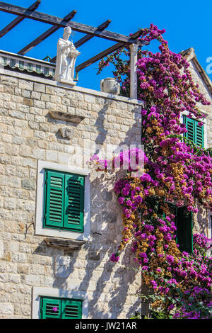 Gebäude mit Blumen und Statue auf dem Dach des Gebäudes in der Diokletianspalast, Split, Kroatien Stockfoto