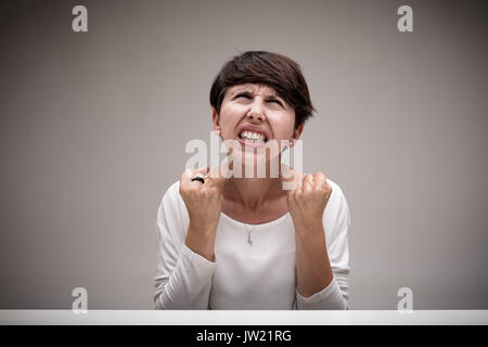 Ausdruck einer sehr verärgerte Frau ausflippen einen Anfall von Wut-Konzept der Wut Stockfoto
