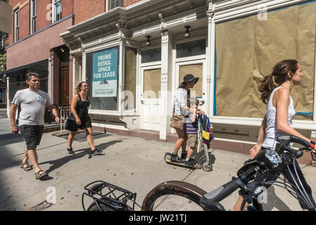 New York, NY, USA - 9. August 2017 - Zwei von vielen Leere Läden für Miete auf der einmal trendy Bleecker Street unbesetzt bleiben aufgrund der hohen Mieten. © Stacy Walsh Rosenstock/Alamy Stockfoto