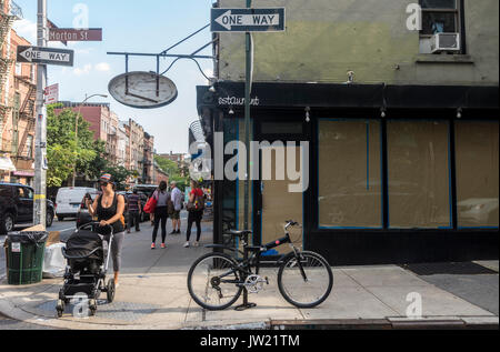 New York, NY, USA - 9. August 2017 - Zwei von vielen Leere Läden für Miete auf der einmal trendy Bleecker Street unbesetzt bleiben aufgrund der hohen Mieten. © Stacy Walsh Rosenstock/Alamy Stockfoto