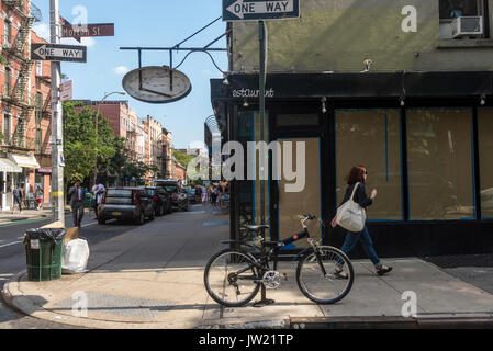 New York, NY, USA - 9. August 2017 - Zwei von vielen Leere Läden für Miete auf der einmal trendy Bleecker Street unbesetzt bleiben aufgrund der hohen Mieten. © Stacy Walsh Rosenstock/Alamy Stockfoto