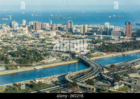 Luftaufnahme von Downtown Long Beach von Helicopter Flying South auf der Interstate 710 Stockfoto