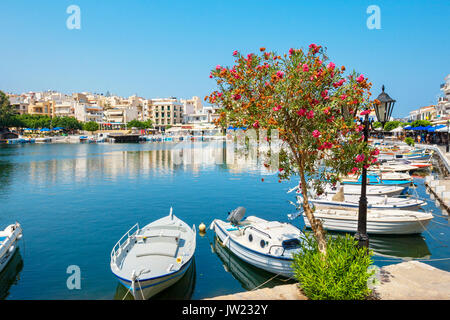 Boote auf dem See Voulismeni. Agios Nikolaos, Kreta, Griechenland Stockfoto