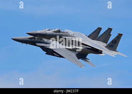 Drei F-15-Kampfflugzeuge der US Air Force von RAF Lakenheath, zwei F-15C-Kampfflugzeuge und ein F-15E Strike Eagle-Mehrzweckjäger Stockfoto