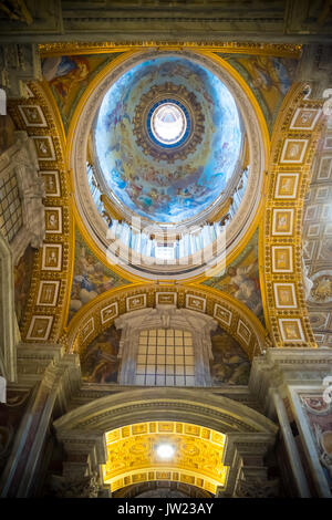 Vatikan VATIKAN - Oktober 18, 2016: Innenraum der Basilika die berühmte St. Peter. Es ist eine italienische Renaissance Kirche in Vatikanstadt, die Päpstliche e Stockfoto