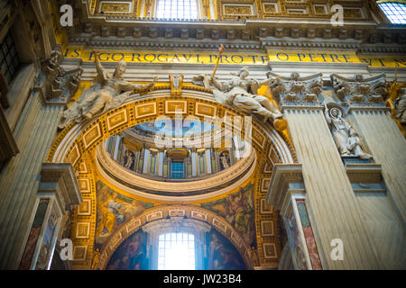 Vatikan VATIKAN - Oktober 18, 2016: Innenraum der Basilika die berühmte St. Peter. Es ist eine italienische Renaissance Kirche in Vatikanstadt, die Päpstliche e Stockfoto