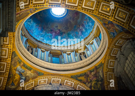 Vatikan VATIKAN - Oktober 18, 2016: Innenraum der Basilika die berühmte St. Peter. Es ist eine italienische Renaissance Kirche in Vatikanstadt, die Päpstliche e Stockfoto