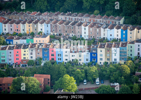 Bunte Häuser in Hotwells in der Stadt Bristol von oben während der ersten Aufstieg, wo Ballons aus aller Welt bei Ashton Hof, Bristol sammeln gesehen, Teil in der Bristol International Balloon Fiesta zu nehmen. Stockfoto