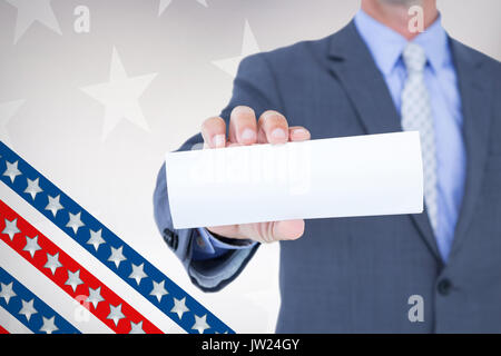 Mittelteil der Geschäftsmann Holding eine leere Karte gegen digitale Bild der amerikanischen Flagge Stockfoto