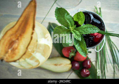 Erfrischende Sangria oder Lochen mit Früchten in Glas und Pincher jpg Stockfoto