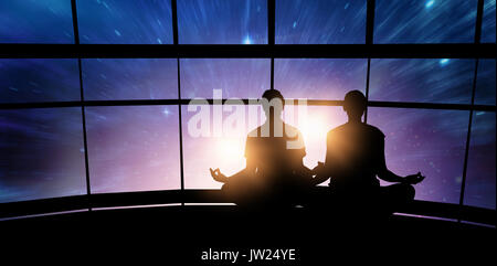 Silhouette Mann und Frau Meditation gegen die grossen Fenster Stockfoto