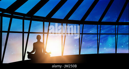 Silhouette Frau Meditation gegen geräumige Zimmer Stockfoto