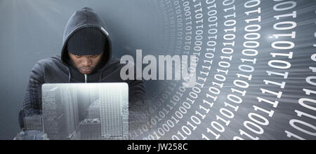 Fokussierte männliche Hacker mit Laptop gegen Panorama-aufnahme binäre Codes auf blauem Bildschirm Stockfoto