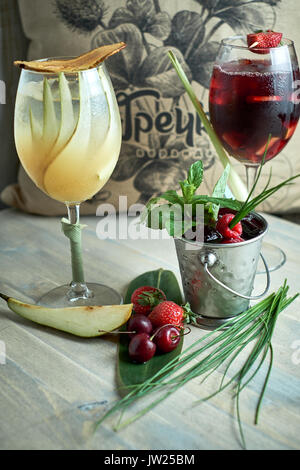 Erfrischende Sangria oder Lochen mit Früchten in Glas und Pincher jpg Stockfoto