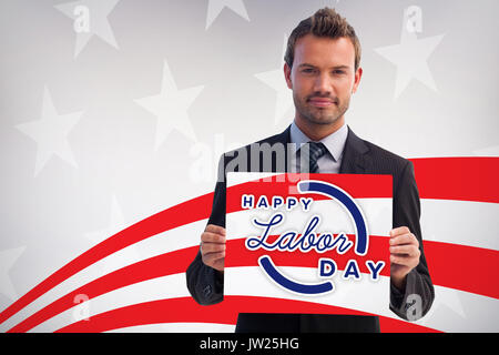 Ernsthafte Geschäftsmann Holding eine weiße Karte gegen digital erzeugten Bild der rot-weiß gestreiften Stockfoto