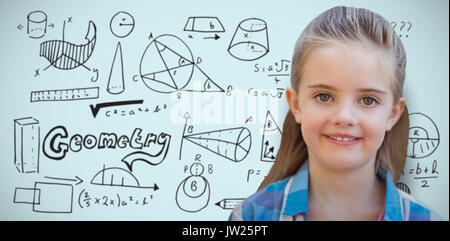 Porträt der lächelnde niedliche Mädchen vor blauem Hintergrund Stockfoto