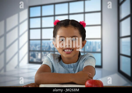Lächelnde Mädchen an der Rezeption gegen Zimmer mit großem Fenster, Stadt Stockfoto