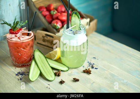 Hausgemachte Gurke und Minze Limonade in einem Glas auf einem blauen Hintergrund Holz.jpg Stockfoto