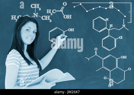 Digitales Bild von chemischen Formeln gegen junge Frau über auf einer Tafel in die Kamera schaut zu schreiben Stockfoto