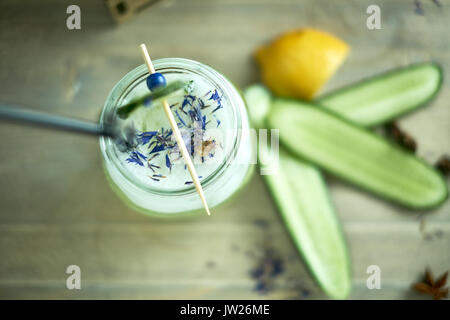 Hausgemachte Gurke und Minze Limonade in einem Glas auf einem blauen Hintergrund Holz.jpg Stockfoto