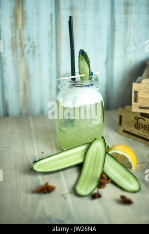 Hausgemachte Gurke und Minze Limonade in einem Glas auf einem blauen Hintergrund Holz.jpg Stockfoto