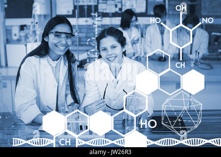 Grafik der chemischen Struktur gegen die Schule Mädchen schreiben im Journal Buch, während im Labor in der Schule experimentieren Stockfoto