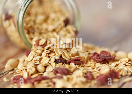 Nahaufnahme von Glas mit Müsli oder Müsli auf Tisch Stockfoto