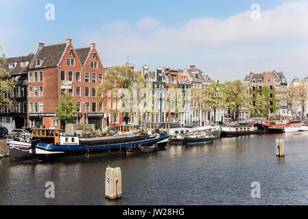 Amsterdam Häuser und Hausboote entlang des Flusses Amstel. Stockfoto