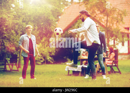 Glückliche Freunde Fußball im Sommergarten Stockfoto