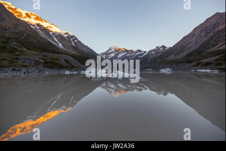 Sunrise, Reflexion in Hooker See, Morgensonne leuchtenden Mount Cook Mount Cook Nationalpark, Südliche Alpen, Hooker Valley Stockfoto