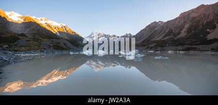 Sunrise, Reflexion in Hooker See, Morgensonne leuchtenden Mount Cook Mount Cook Nationalpark, Südliche Alpen, Hooker Valley Stockfoto