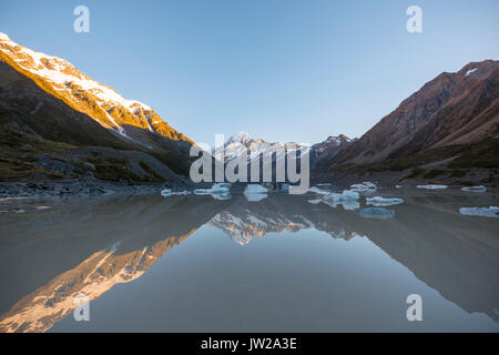 Sunrise, Reflexion in Hooker See, Morgensonne leuchtenden Mount Cook Mount Cook Nationalpark, Südliche Alpen, Hooker Valley Stockfoto