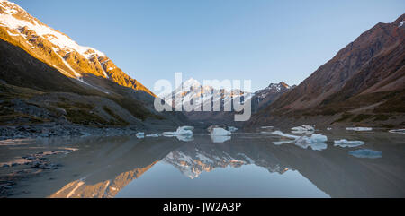 Sunrise, Reflexion in Hooker See, Morgensonne leuchtenden Mount Cook Mount Cook Nationalpark, Südliche Alpen, Hooker Valley Stockfoto