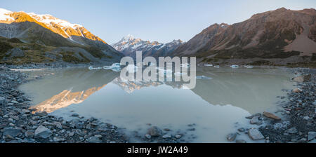 Sunrise, Reflexion in Hooker See, Morgensonne leuchtenden Mount Cook Mount Cook Nationalpark, Südliche Alpen, Hooker Valley Stockfoto