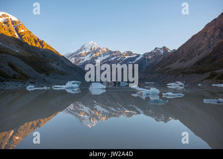 Sunrise, Reflexion in Hooker See, Morgensonne leuchtenden Mount Cook Mount Cook Nationalpark, Südliche Alpen, Hooker Valley Stockfoto