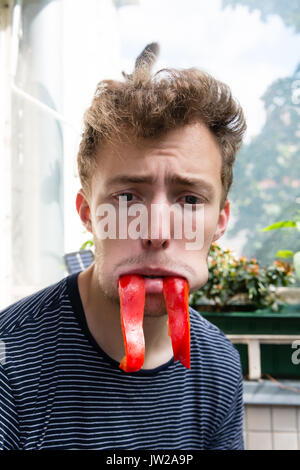 Junger Mann traurig, Pfeffer Vampir Zähne, Porträt, Spaß Foto Stockfoto