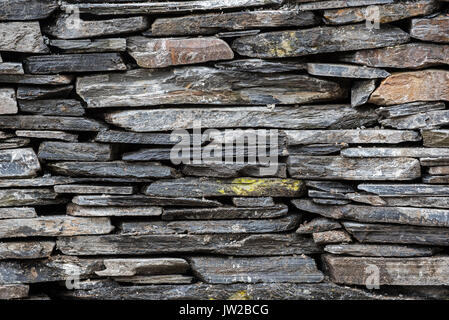 Trockenmauer aus Schiefer im Ballachulish Schiefergrube in Lochaber, Highland, Schottland, UK Stockfoto