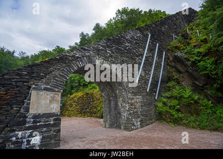 Schiefer arch und schiefe Ebene am Ballachulish Schiefergrube in Lochaber, Highland, Schottland, UK Stockfoto