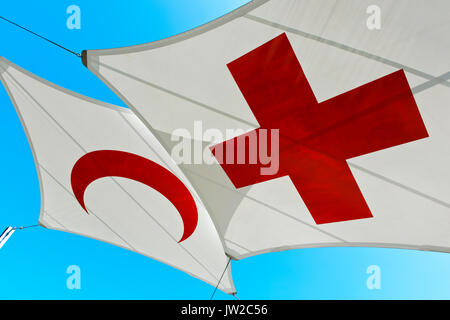 Das Rote Kreuz und die Flagge des Roten Halbmonds, Internationale Rotkreuz- und Rothalbmondmuseum in Genf, Schweiz Stockfoto