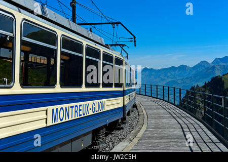 Passagier die Beförderung der Montreux-Glion-Les-Rochres-de-Naye Zahnradbahn, GoldenPass Line, jaman Station, Montreux, Waadt Stockfoto