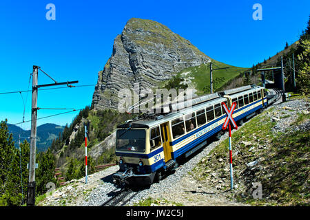 Zahnradbahn Montreux-Glion-Les Rochers-de-Naye, GoldenPass Line, mit Gipfel Dent de Jaman, Montreux, Waadt, Schweiz Stockfoto