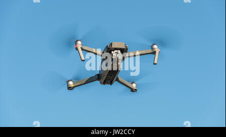Fliegenden Quadrocopter, ferngesteuerte Drohne mit Kamera, DJI Mavic Stockfoto