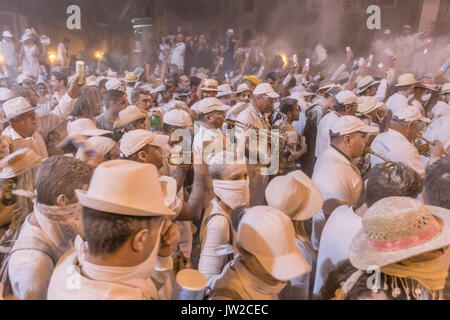 Menschenmenge, weißes Pulver und weiße Kleidung, Karneval La Fiesta de Los Indianos, Las Palmas de Gran Canaria, Kanarische Inseln Stockfoto