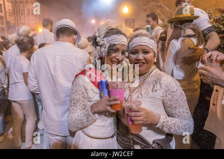 Zwei Frau vor Publikum posiert, weißes Pulver und weiße Kleidung, Karneval La Fiesta de Los Indianos Stockfoto