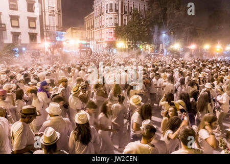 Masse der Leute, weiße Pulver und weiße Kleider, Abend-Stimmung, Karneval La Fiesta de Los Indianos, Las Palmas de Gran Canaria Stockfoto