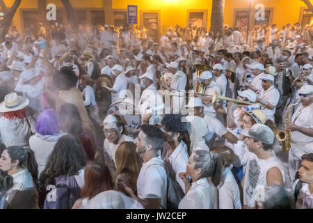 Masse der Leute, weiße Pulver und weiße Kleider, Abend-Stimmung, Karneval La Fiesta de Los Indianos, Las Palmas de Gran Canaria Stockfoto