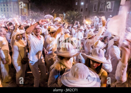 Masse der Leute, weiße Pulver und weiße Kleider, Abend-Stimmung, Karneval La Fiesta de Los Indianos, Las Palmas de Gran Canaria Stockfoto