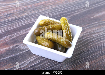 Schüssel mit eingelegten Gurken, Gurken auf hölzernen Hintergrund schliessen. Pickles. Stockfoto